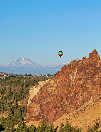 OR - Smith Rock State Park 5 - hot air balloon and Three Sisters